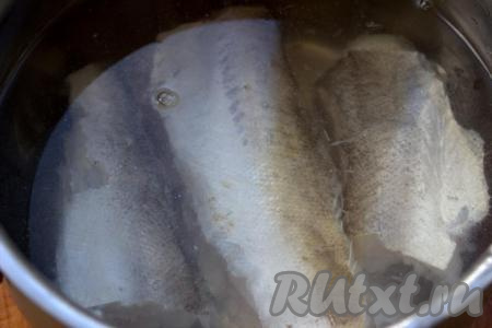 Рыбу поместить в кастрюлю, залить&nbsp;полностью  холодной водой, а затем поставить на огонь. Когда вода в кастрюле закипит, уменьшить огонь, убрать образовавшуюся пену, добавить лавровый лист, посолить и варить минут  15-20. По истечении времени варёную рыбу откинуть на дуршлаг и дать немного остыть.