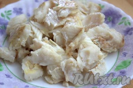 Остывшую рыбу отделить от костей, разобрать на небольшие кусочки.