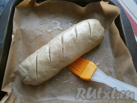 Противень застелить пергаментом, смазать его немного растительным маслом. Также&nbsp;смазать маслом и тесто.