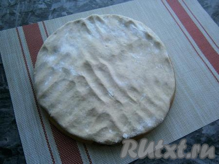Затем тесто раскатать или растянуть руками в лепёшку толщиной около 1,5 см.