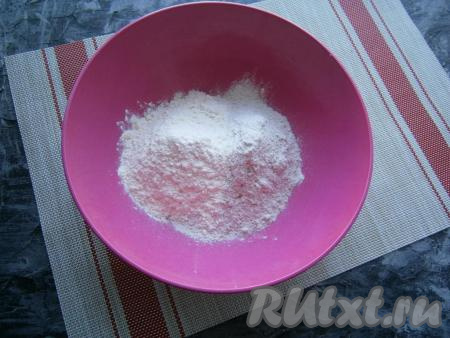 К ржаной муке добавить муку пшеничную, всыпать соль, соду и сахар, перемешать.