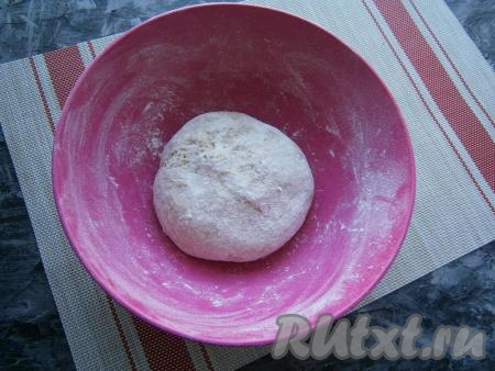 Замесить плотное, чуть липкое тесто, которое прикрыть плёнкой и оставить при комнатной температуре на 30 минут.