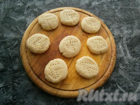 Далее каждый кусочек теста скатать в шарик и приплюснуть, чтобы получилась лепёшка&nbsp;толщиной около 0,5-0,7 см. Наколоть заготовки из теста вилкой.