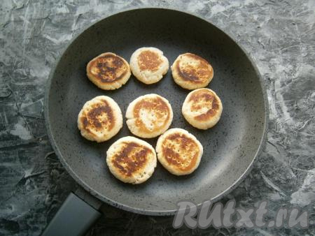 Сухую сковороду разогреть и выложить печенье. Жарить его нужно на небольшом огне под закрытой крышкой до румяности с двух сторон. Печенье с каждой стороны жарится около 3-4 минут.