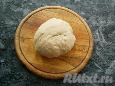 Руками замесить достаточно тугое и плотное тесто.