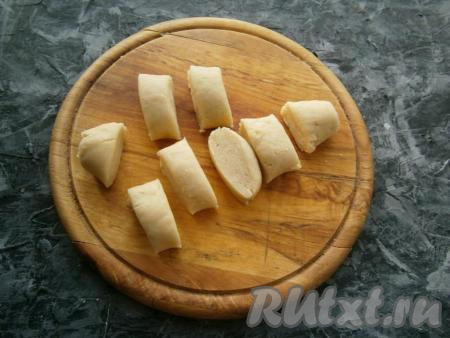 Тесто разделить на 2 части, каждую из которых поделить ещё на 8 частей (в результате у нас получатся 16 кусочков теста).