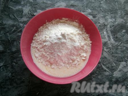Тщательно перемешать, всыпать муку и разрыхлитель.