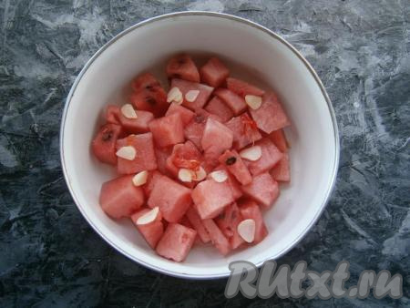 Сверху разместить чеснок, нарезанный тонкими пластинами, и колечки перца чили.