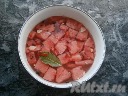 Дать маринаду чуть остыть (около 5 минут). После этого залить маринадом арбуз.