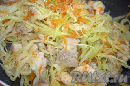 Тушить овощи с курицей на медленном огне, прикрыв крышкой, 10-15 минут (до полной готовности овощей), не забывая периодически перемешивать.