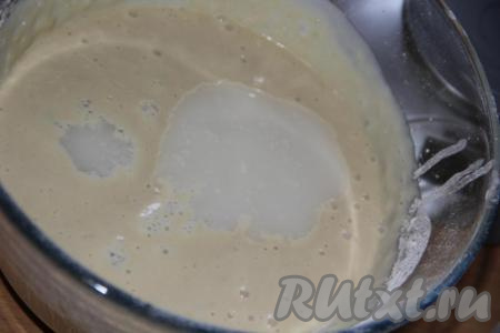 Влить тёплую воду (температура воды не должна превышать 40 градусов), всыпать соль.