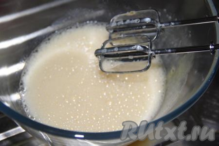 Яйца с сахаром взбить с помощью миксера в течение 1 минуты.