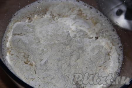 Перемешать миксером и всыпать муку.