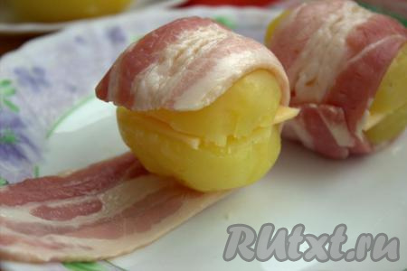 Затем каждую картошину обернуть полоской бекона.