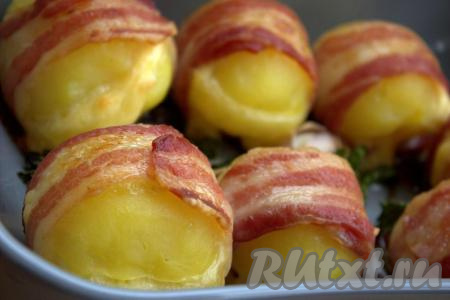 Запекать в заранее разогретой духовке при температуре 200 градусов 15-20 минут. На беконе должна образоваться аппетитная золотая корочка. С готового картофеля снять зубочистки.