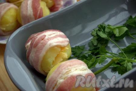 На дно противня (или формы для выпечки) выложить несколько веточек зелени (я положила две веточки петрушки, но можно обойтись без зелени).