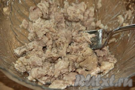 Банку с печенью трески открыть, слить излишки масла. В салатник выложить кусочки печени, размять вилкой.