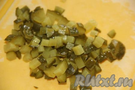 Огурчики нарезать на мелкие кубики.
