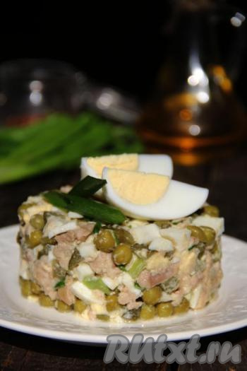 Салат, приготовленный с печенью трески и солёными огурцами, украсить долькой яйца и подать к столу. Салатик получается очень вкусным, всем советую!