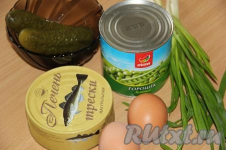 Подготовить продукты для приготовления салата  с печенью трески и солёными огурцами. Яйца предварительно сварить&nbsp; (в течение минут 10 с начала закипания воды), остудить, а затем очистить от скорлупы.