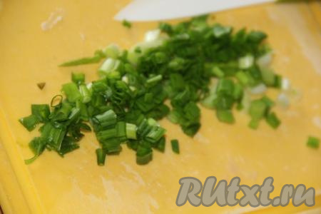 Лук вымыть и мелко нарезать.