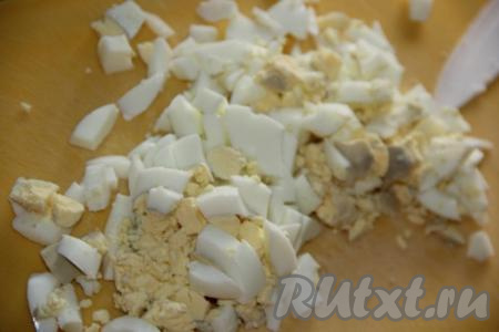 Нарезать варёные яйца на кубики среднего размера (треть одного яйца оставьте для украшения).