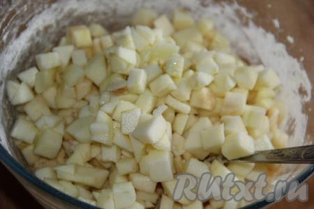 Выложить яблоки в тесто.