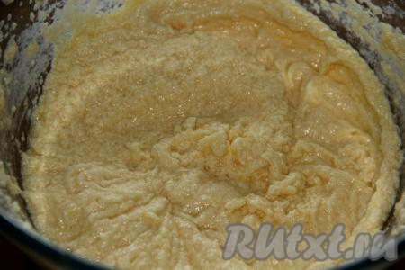 После добавления всех яиц масса получится пышной.