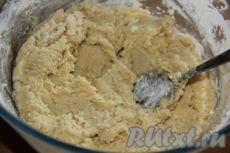 Перемешать тесто ложкой. Оно получится густым, липким и вязким.
