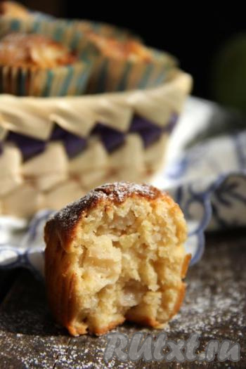 В разрезе видно, что у кексов получается пористый мякиш и влажная текстура. Испеките вкусные, ароматные кексы с яблоками в формочках в духовке по этому рецепту и вы точно не разочаруетесь!