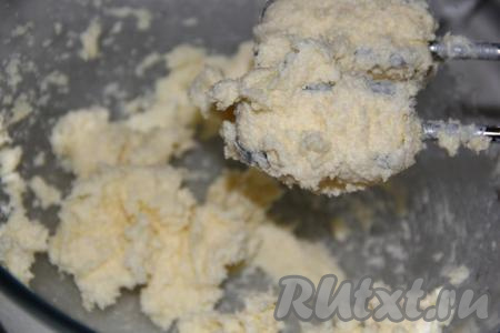 Сливочное масло взбить с сахаром с помощью миксера (взбивать минуты 3).