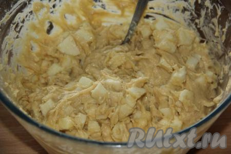 Перемешать яблоки с тестом. Яблок в этом рецепте кексов достаточно много (примерно, соотношение яблок и теста 1:1).&nbsp;