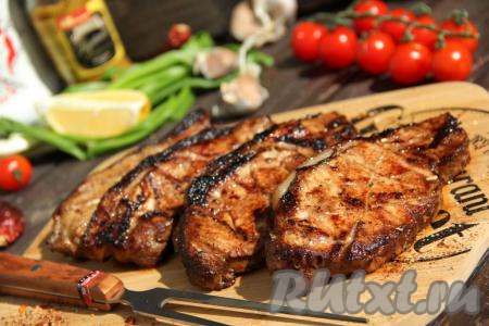 Снимаем готовые свиные стейки с решётки и подаём&nbsp;к столу с любым соусом или гарниром. Шашлык, приготовленный в маринаде с бальзамическим уксусом, получается очень вкусным, сочным&nbsp;и нежным.