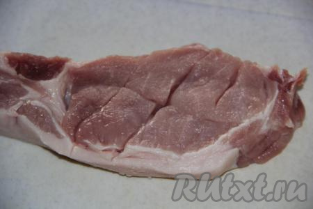 Стейки должны быть толщиной, примерно, 1,5 см. На мясе нужно с двух сторон сделать надрезы в виде квадратов. Тогда наши стейки будут готовиться на мангале очень быстро (в течение&nbsp;6-8 минут).