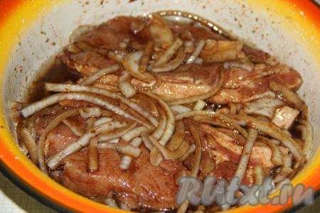Поместить мясо в маринад и хорошо перемешать. Маринад должен полностью покрыть мясо. Оставить свинину в холодильнике на ночь. Желательно&nbsp;мясо мариновать&nbsp;в течение 10 часов, тогда оно получится более мягким и вкусным.