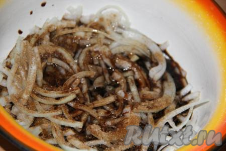 Добавить соевый соус, масло и бальзамический уксус, хорошо перемешать и маринад для шашлыка готов.