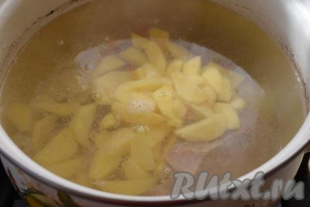Когда телятина будет практически готова, солим бульон по вкусу, вынимаем лук и половину моркови&nbsp;(они нам больше не понадобятся), добавляем в кастрюлю картофель и варим его вместе с мясом минут 25-30.