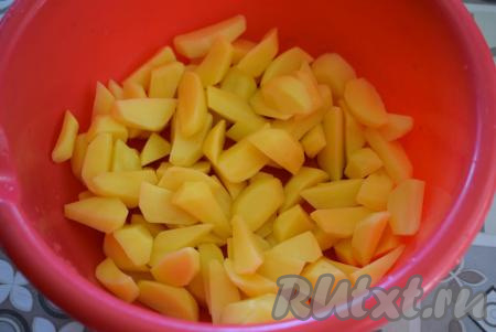 Пока варится мясо, очистим картофель и нарежем его средними дольками (можно нарезать картофель крупно - всё зависит от ваших предпочтений).