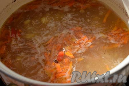 Далее добавляем в бульон с телятиной и картошкой обжаренные овощи, солим, доводим до кипения, уменьшаем огонь и провариваем всё вместе, примерно, 5 минут.