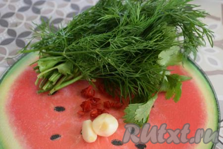 В это время мелко нарезаем зелень и острый перец, чистим чеснок.