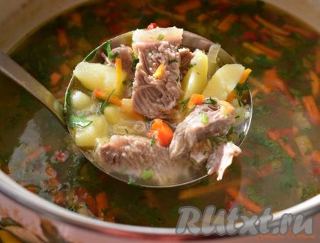 Даём шурпе из телятины настояться 10 минут под крышкой. На фото видно, каким наваристым и красивым супчик получается!