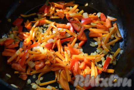 Вторую луковицу очистим и нарежем мелкими кубиками. Оставшуюся половину моркови нарежем соломкой. Болгарский перец очистим от семян и плодоножки, нарежем на полоски. Ставим сковороду на средний огонь, добавляем в неё растительное масло, слегка прогреваем его и кладём нарезанные морковь, болгарский перец и лук. На медленном огне обжариваем&nbsp;овощи, периодически помешивая, до прозрачности (примерно,&nbsp;8-10 минут) и выключаем огонь.