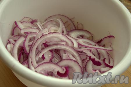 Репчатый красный лук очистить и нарезать тонкими кольцами (или полукольцами). Поместить лук в миску подходящего размера и слегка помять руками (для отделения пластин друг от друга).