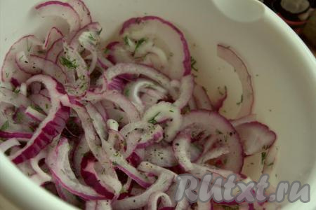 Попробовать лук на вкус, при необходимости, добавить соль или сахар. Накрыть миску с красным луком пищевой плёнкой (или крышкой). Оставить мариноваться на 15-20 минут.
