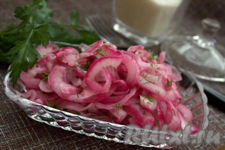 Перед подачей слить маринад, выложить наивкуснейший лук на тарелку и подать к шашлыку или жареному мясу. Такой лучок прекрасно подойдёт и для приготовления салатов. Блюдо очень простое и достаточно быстрое, всего 15-20 минут и у нас на столе отличная закуска - красный лук, маринованный в уксусе.