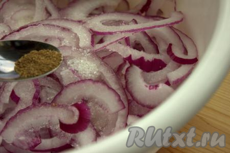 Всыпать соль и молотый кориандр.