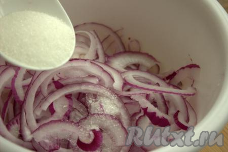 В миску к красному луку добавить сахар.