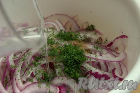 Отдельно развести маринад, для этого нужно смешать столовый уксус и воду. Влить маринад к луку, перемешать.