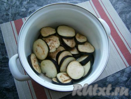 Маринад довести до кипения, выложить в него баклажаны.