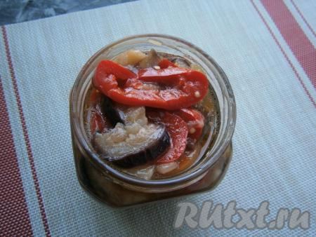 По окончании варки сразу плотно выложить баклажаны с перцем в простерилизованную банку, залить маринадом.